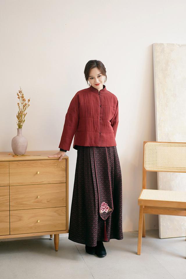 今年火了“中国风棉服”，比羽绒服显瘦，中年女人这样穿，真优雅