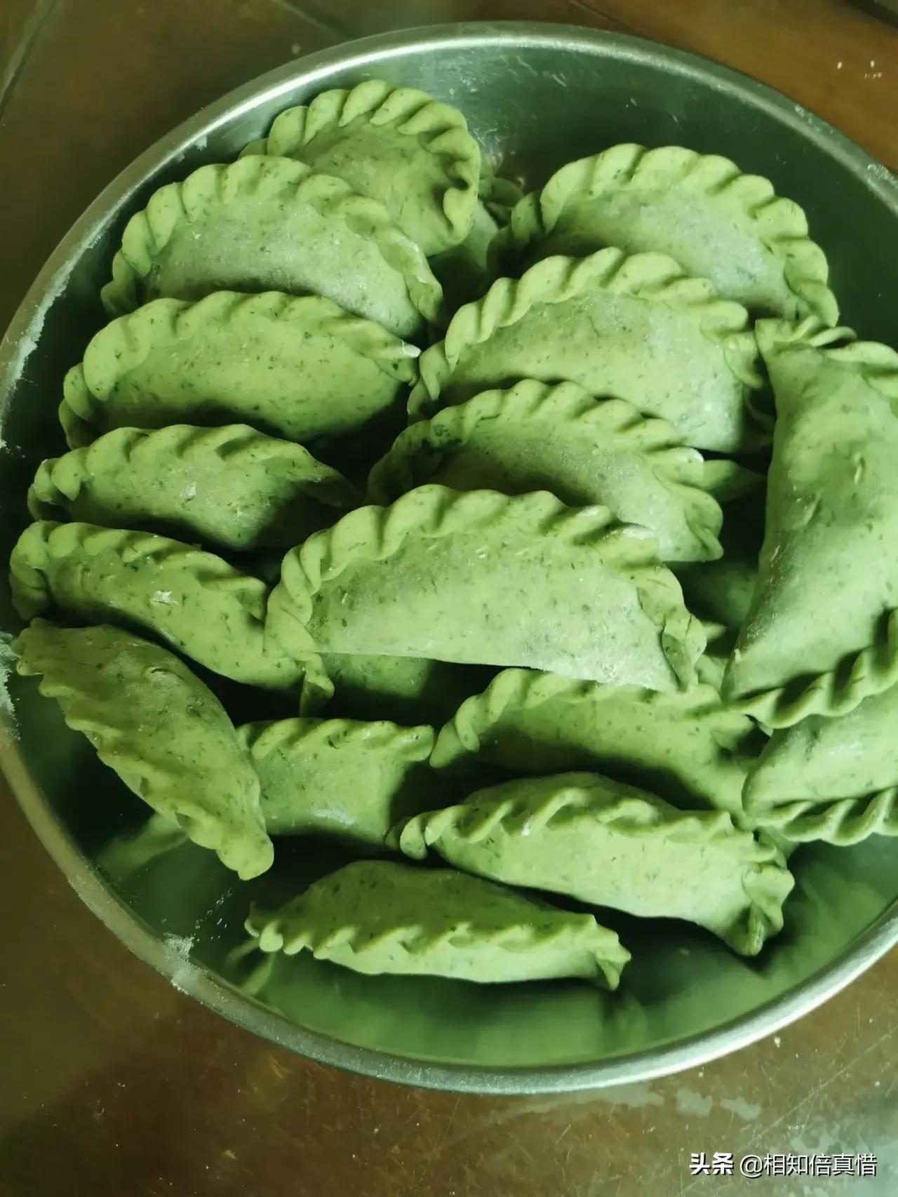 田艾草图片（春天用田艾草做一道美味的美食）