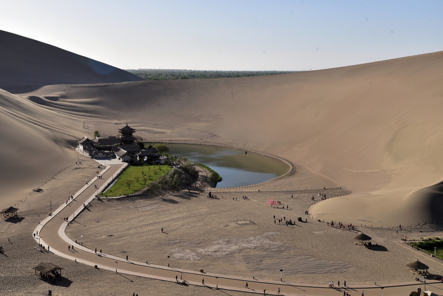 敦煌旅游必去景点,鸣沙山月牙泉