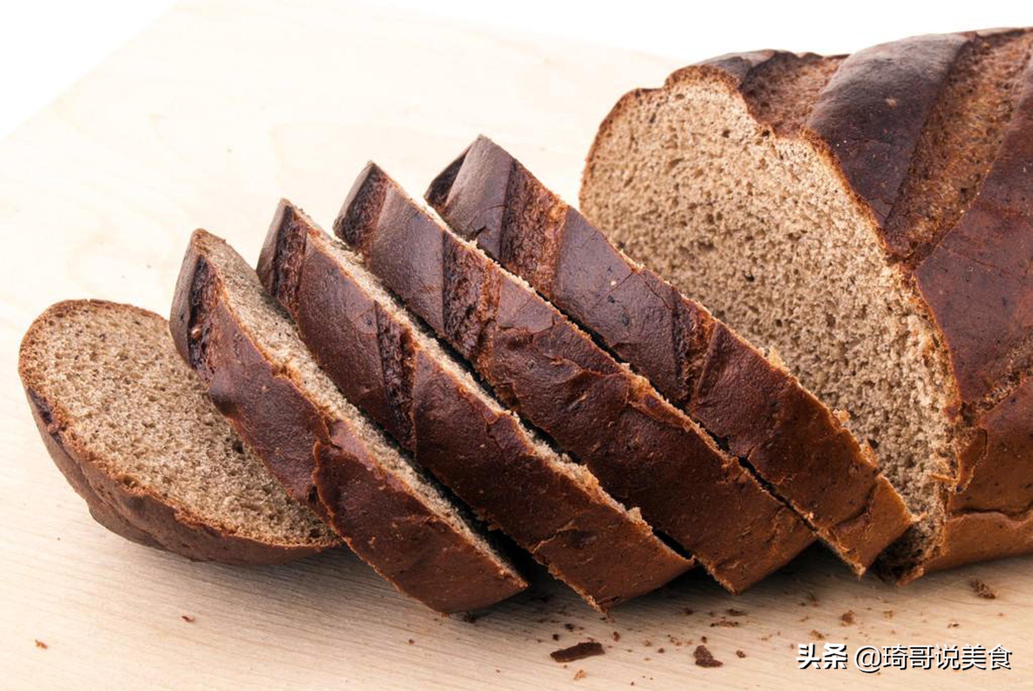 黑面包十分不耐吃,经过改良,俄罗斯大列巴成了主要食品.