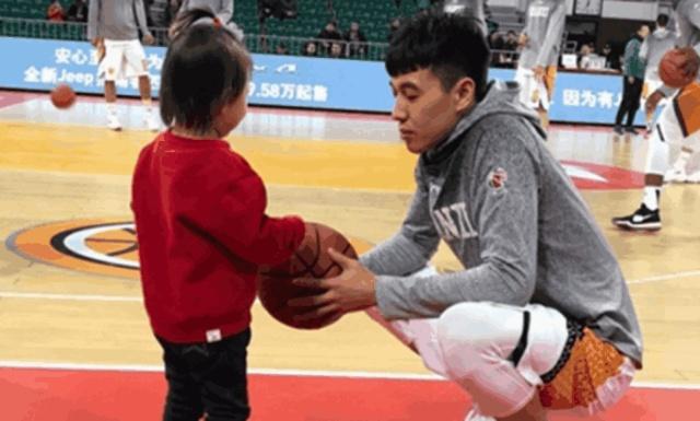 绰号是风之子的中国足球运动员(NBA和CBA后卫中的高学历球员，士、硕士和名牌大学应有尽有)