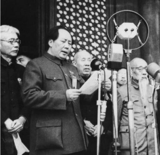 1953年，毛主席在蛇山买臭豆腐，被认出后无奈上黄鹤楼“避难”