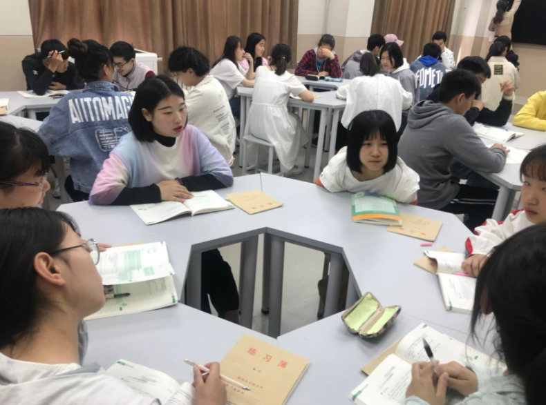 为何大学课堂上睡倒一片，老师依旧从容讲课？因为早已司空见惯