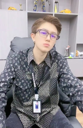 百万粉网红遭牌牌琦找人殴打，现身警局晒报告单，身上伤痕明显