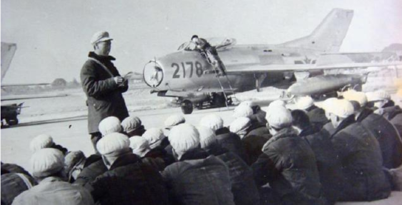 1966年叛徒杀人逃台湾，我军4架战机同时起飞，台海上空歼敌