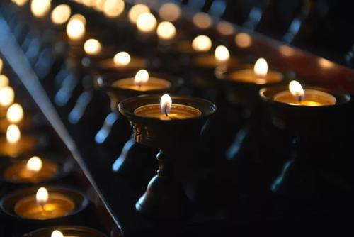 佛前点灯对孩子的好处(燃灯供佛究竟有什么功德利益?