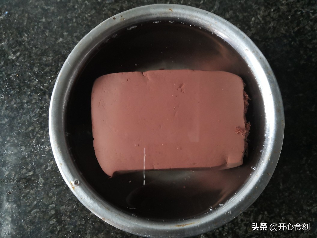 猪血5元满满一盘，价格亲民，做法简单，像我这样搭配餐餐光盘。