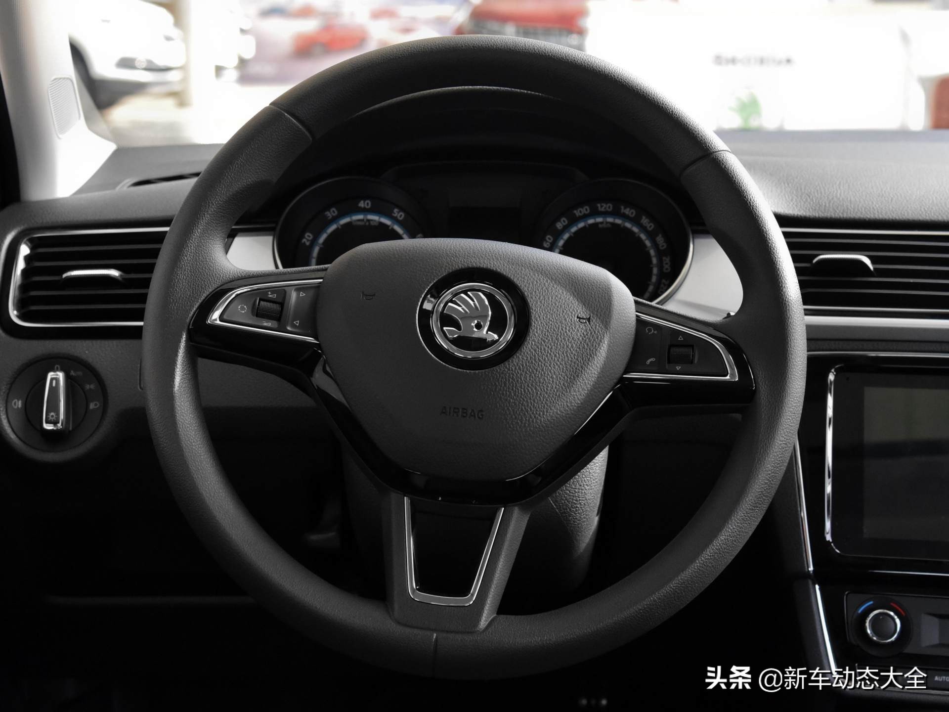 三厢家轿合资车，自动挡高可靠油耗5.6L入门低价，实拍昕锐