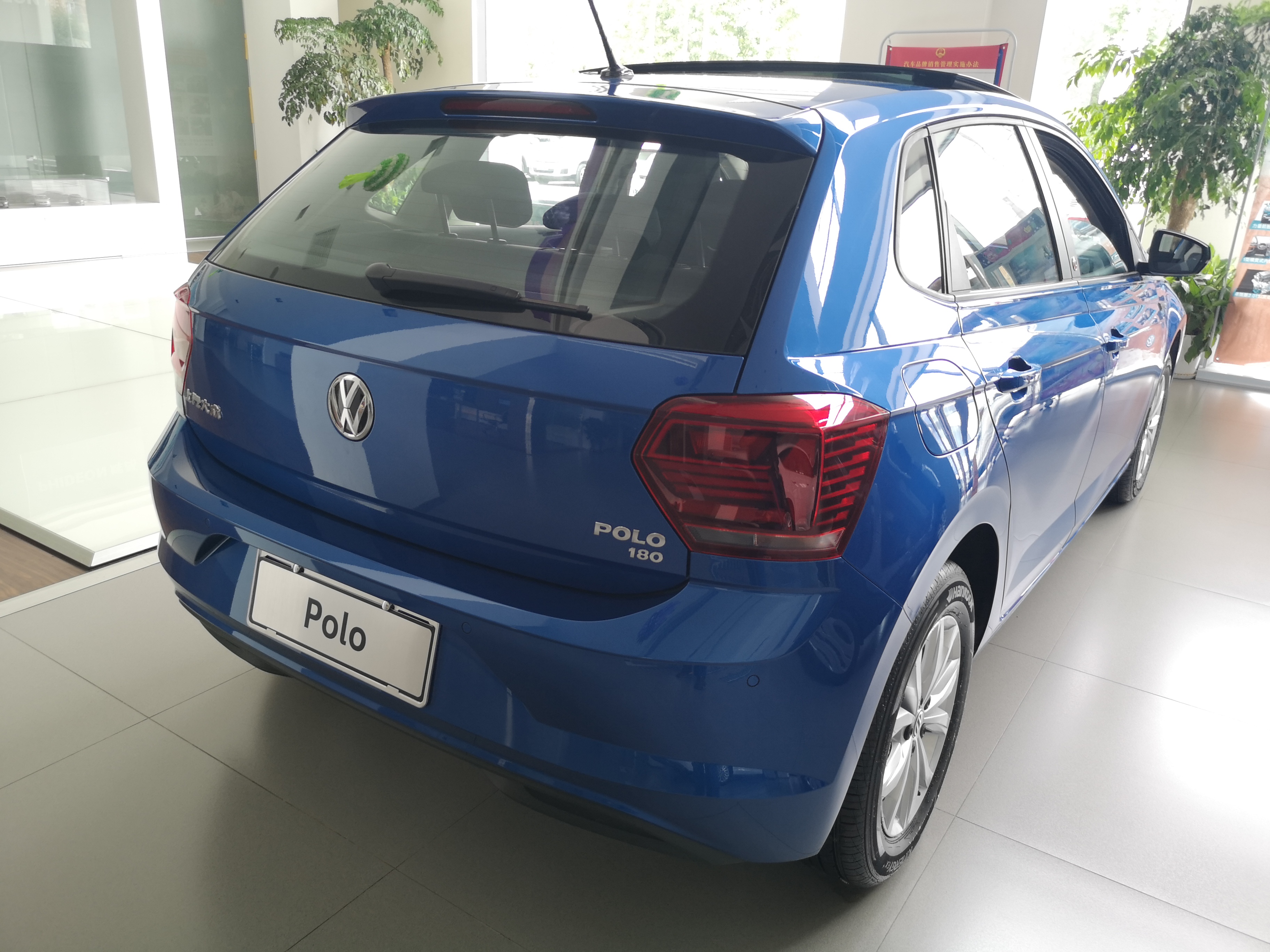 抢先到店看全新大众polo plus蓝色非顶配