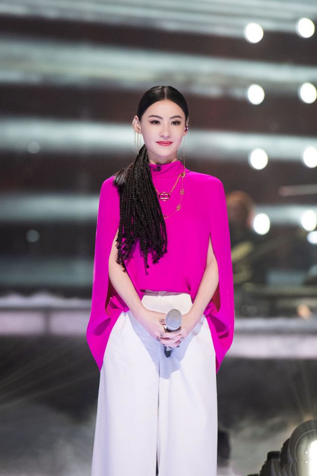 张柏芝高光穿搭,梅红上衣配黑色马尾脏辫,怎么看也不到40岁