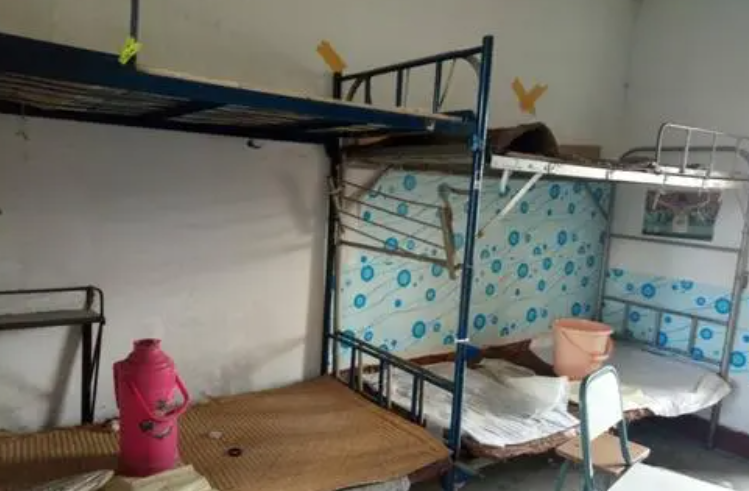 大学宿舍仿佛“贫民窟”，环境“脏乱差”，新生入学直呼：想退学