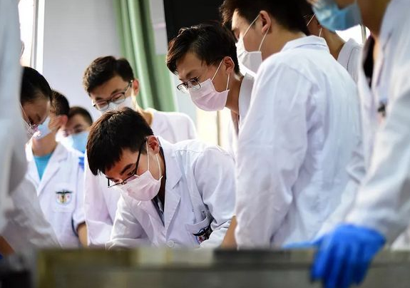 医学院的“四大天王”重新洗牌，榜首排名稳定，另外三所有变化