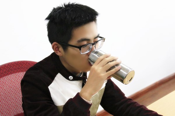 为什么有人一喝水就想尿，有人喝很多水也没尿意？谁的肾不好？