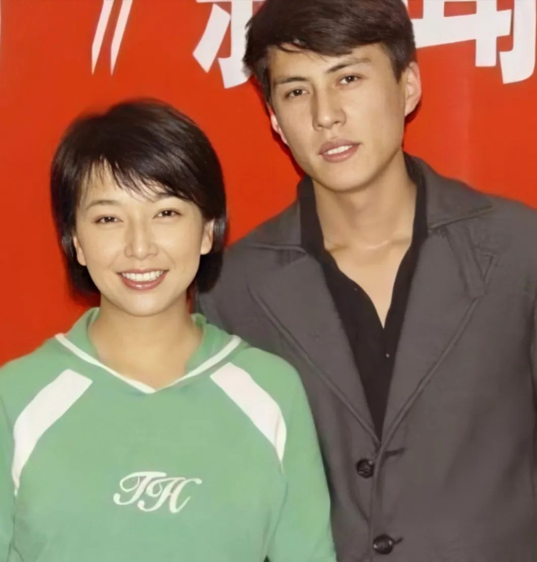 与二婚妻子相守11年，演20年配角终成名，靳东到底有何本事？