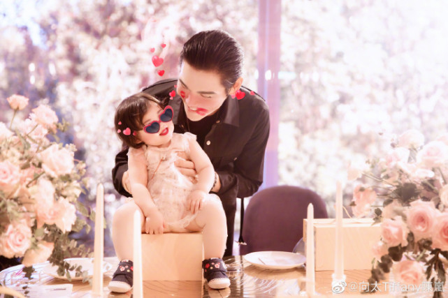 偶遇向佐一家看画展，郭碧婷素颜出镜被夸很美，小奶皇长得很可爱