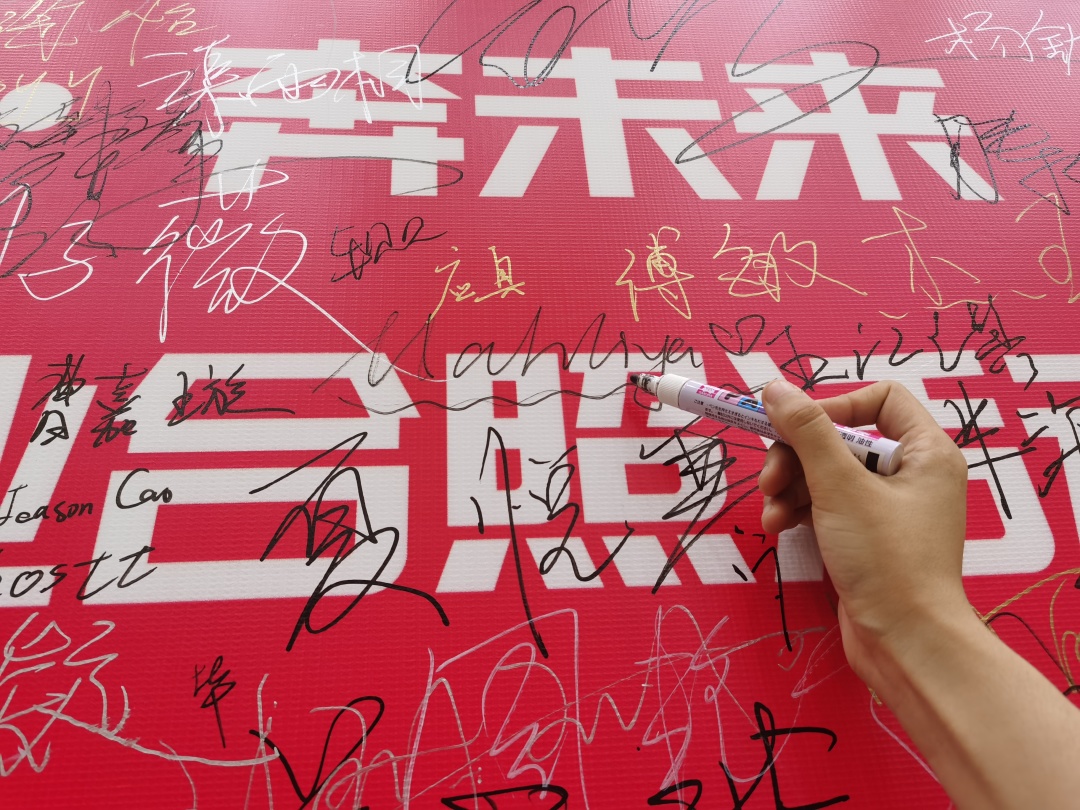 毕业季，复旦大学书记校长喊毕业生合影啦！