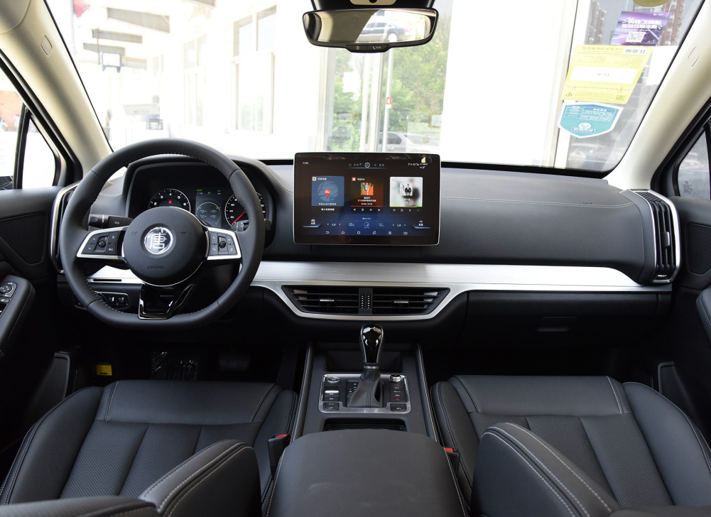 比亚迪唐车辆内饰相当好,车辆内饰整体材质偏软,车辆内部档次感较高