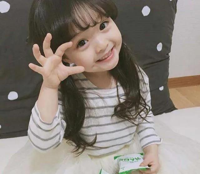 嗯哼从"胡一统"到"小杜江",孩子双眼皮多久才显现?了解一下