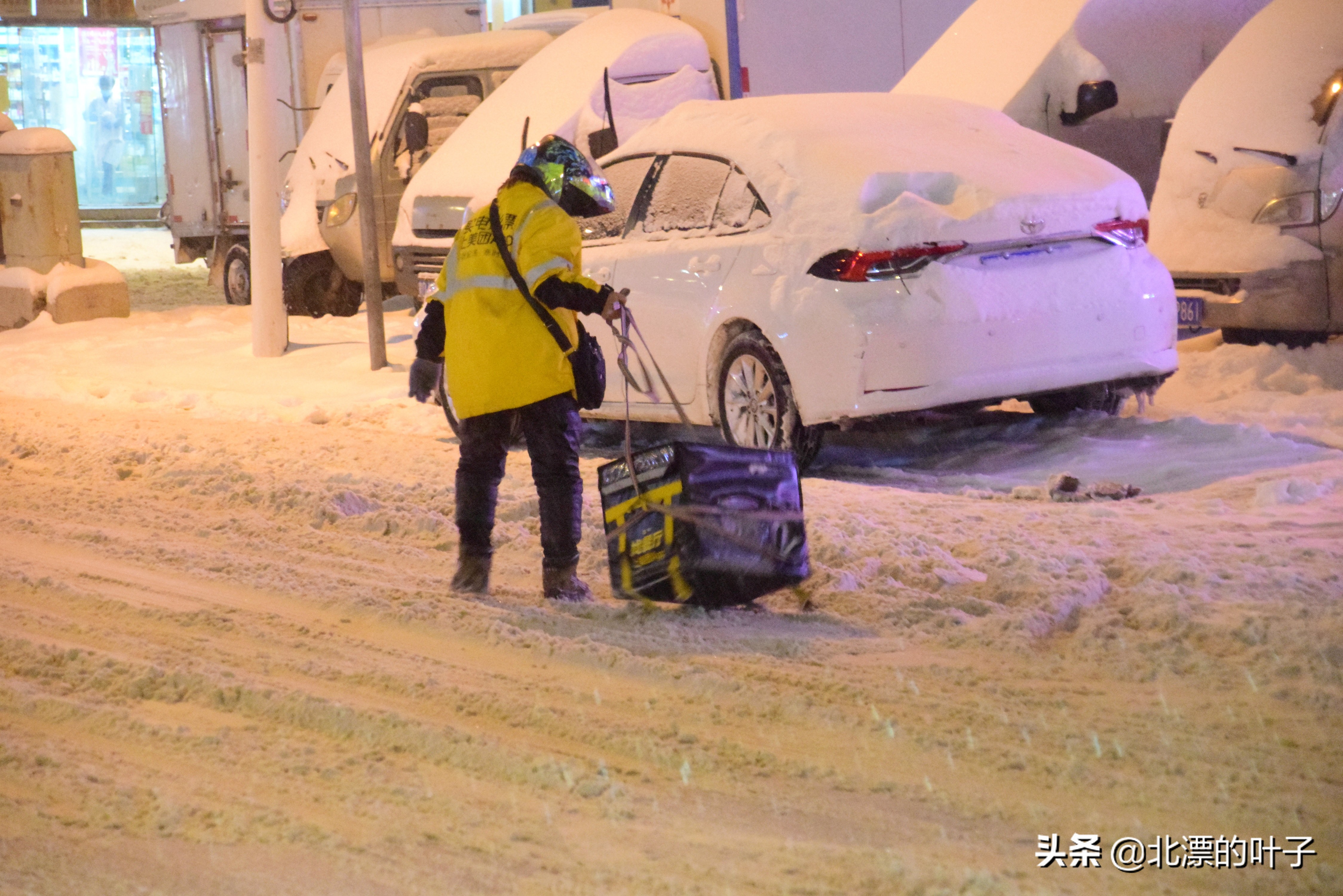 大雪之中，女士拖着箱子去送外卖，箱子坏了，恳请王兴不要扣她钱