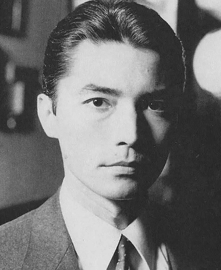 尊龙在此之前还出演过这部《龙年》