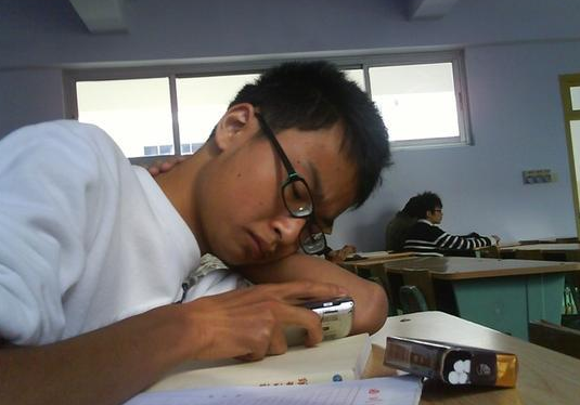 班主任临时突击检查，学生开始“花式”藏手机，学霸才是真正高手