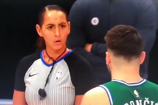 nba球员为什么要女裁判(太养眼！NBA女裁判身材绝了，33岁风韵犹存，对东契奇初恋一笑)