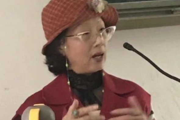 大学“精致女教师”走红，每天穿着打扮都不重样，堪比时尚达人