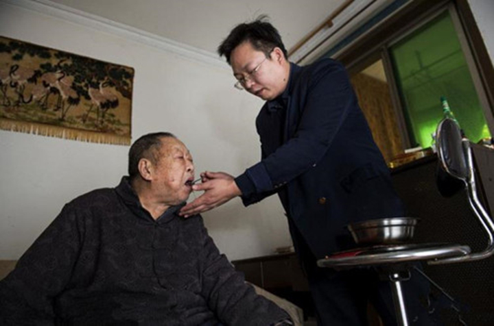 24年前，湖南状元以538分上清华，毕业后拒绝同学聚会，如今咋样