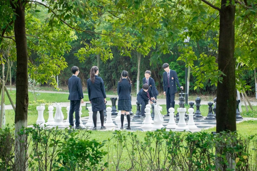 香港、青岛之后，这所英国百年名校4年来在成都遭遇了什么