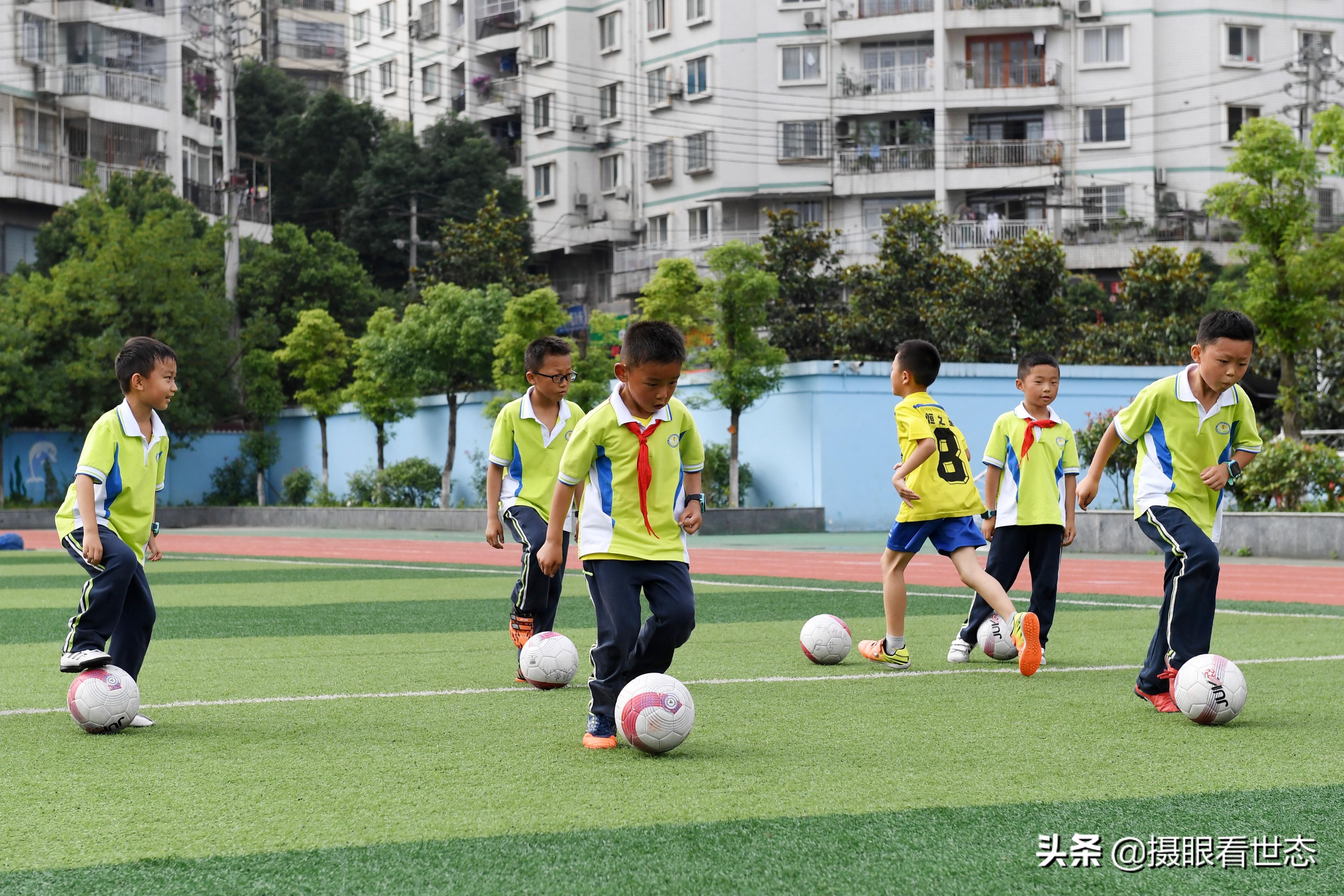 太有足球的氛围了(贵州仁怀市，足球氛围很浓，网友说：未来的梅西C罗在他们中产生)
