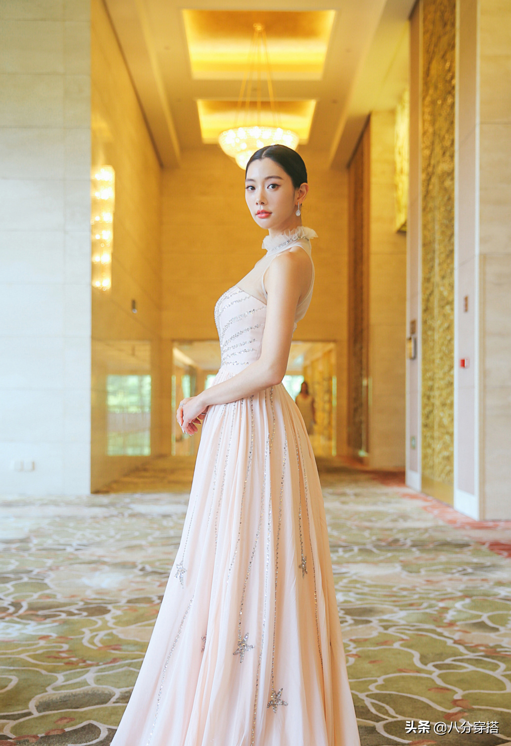 克拉拉变身“清纯大学生”，白衬衫搭牛仔裤秀长腿，简单却高级