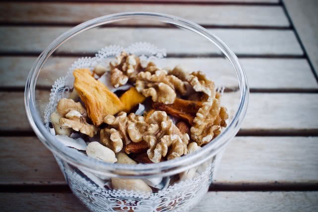 坐月子不能吃什么（月子里哪些食物尽量不吃？不然坑宝宝，也不利于产妇恢复）