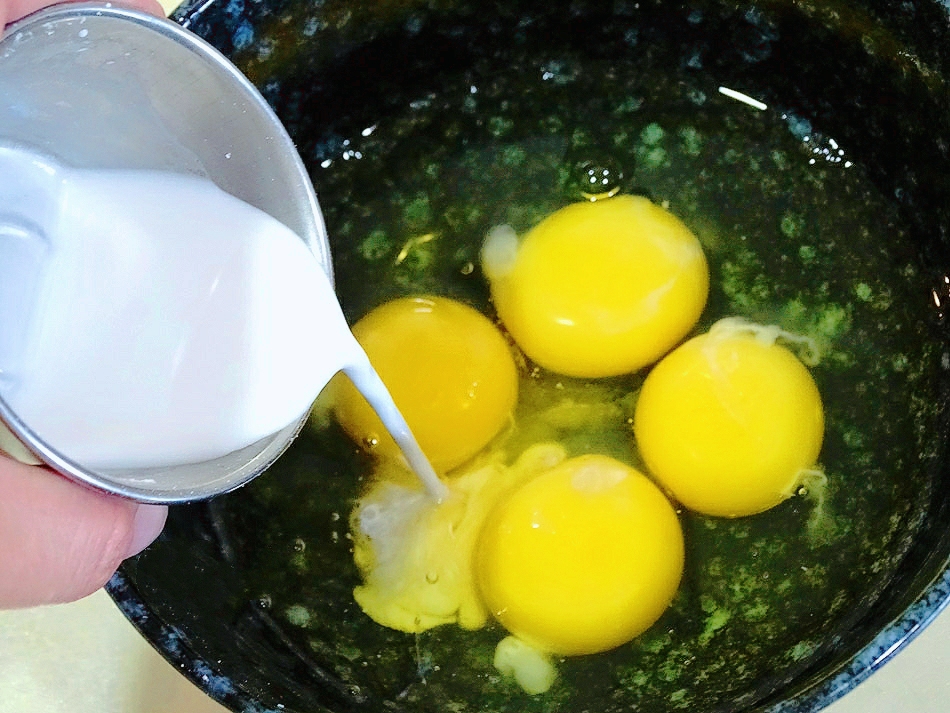 蛋包饭–蛋皮怎样不破皮、不黏锅抓住诀窍，第一次也能做好蛋包饭