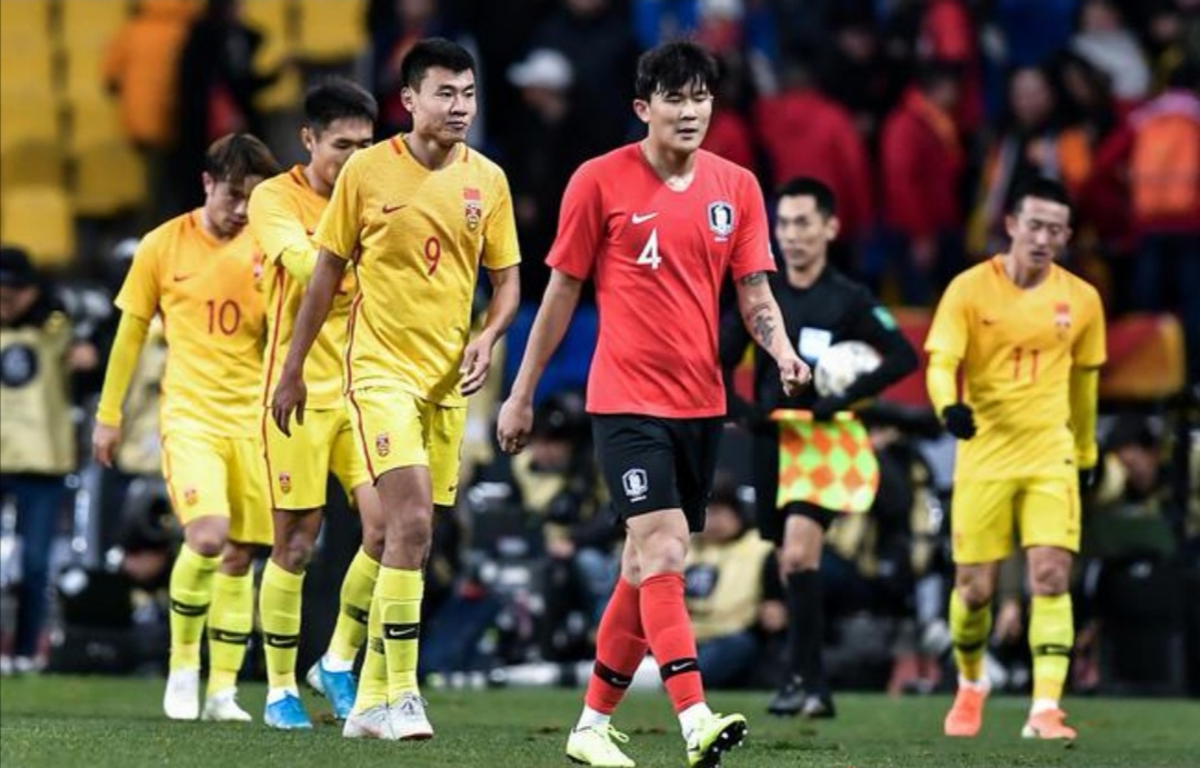中国足球队被骂(国足球员被网暴忍不住回怼，球迷骂得更凶：打得差不许骂？)