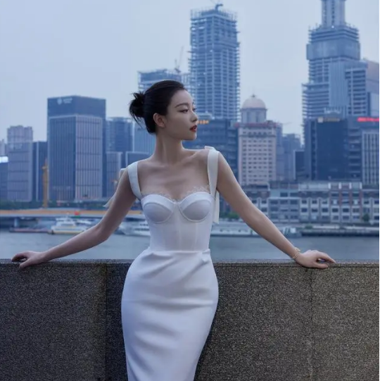 倪妮不愧是红毯女神，“花瓶裙”都能轻松驾驭，括号臀也太迷人