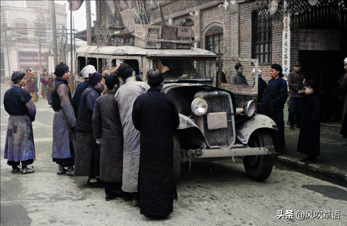 刘备墓出土后的照片(1938年的四川成都，街头耸立炸弹模型，刘备之墓古意盎然)