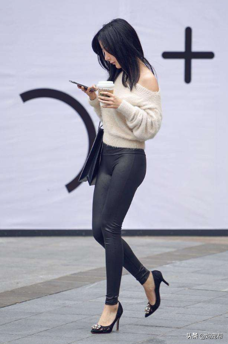 街拍：皮裤搭配短上衣，拉长腿部比例，穿出修长感