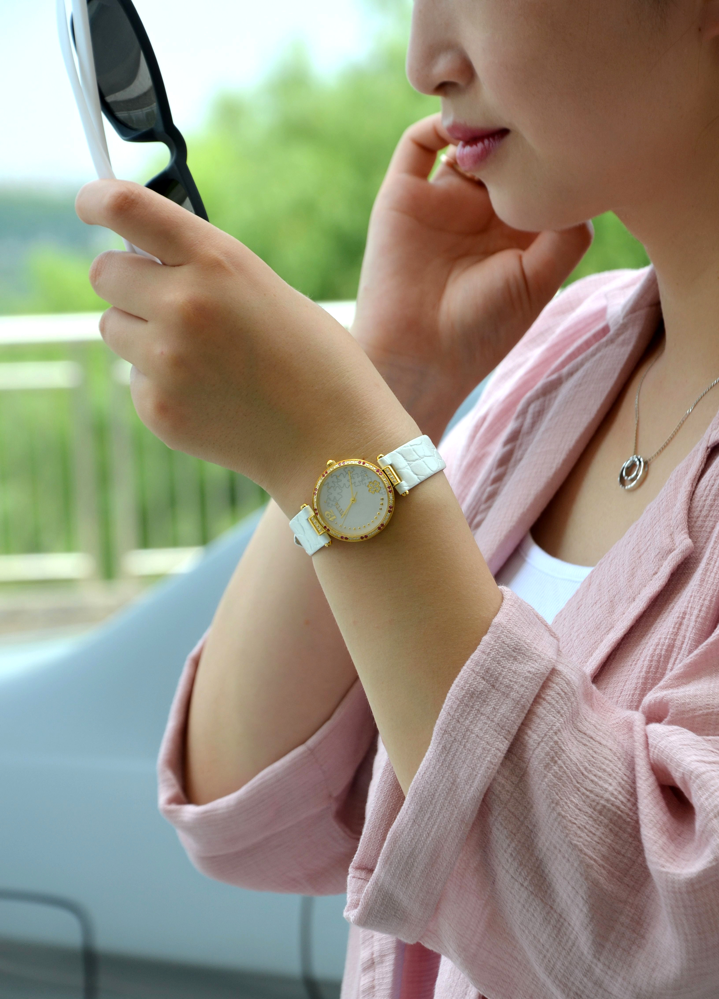 女士手表买什么牌子的比较好，飞亚达四叶草手表怎么样