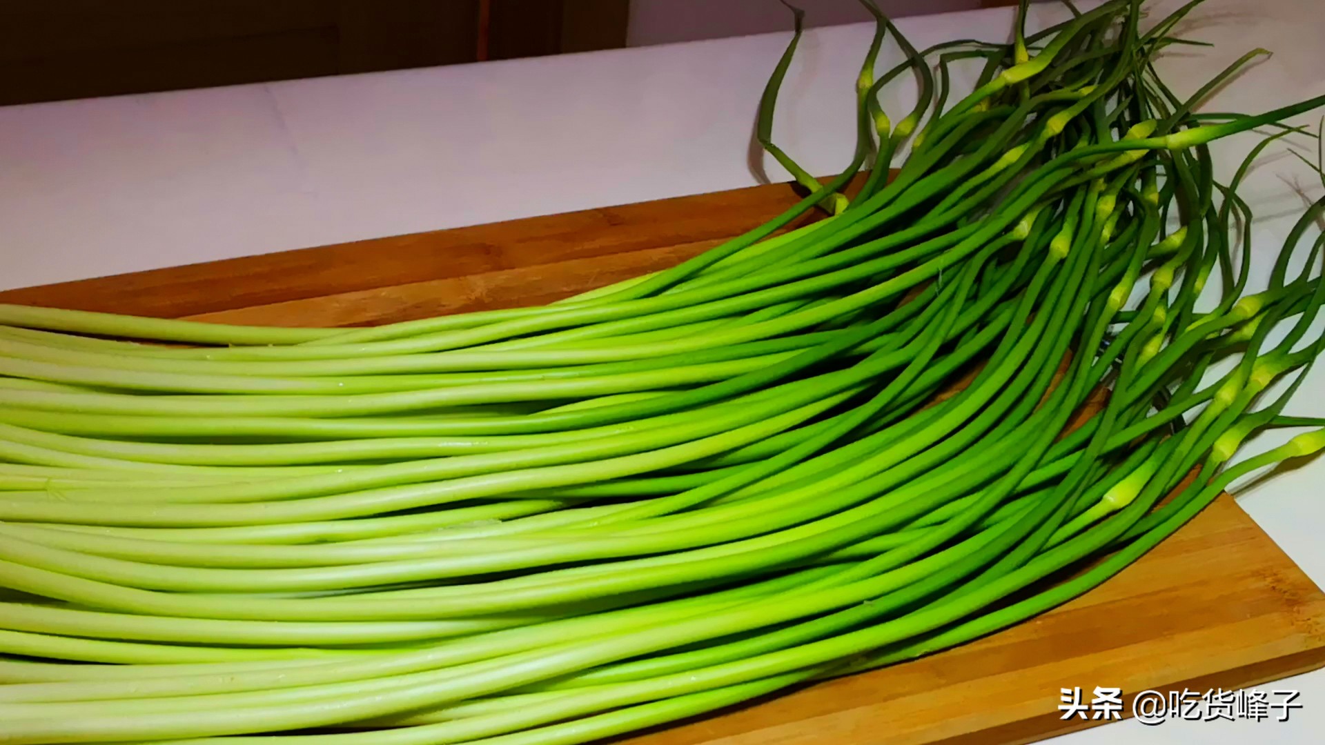 春天是个好季节,煦暖的春风,盛开的鲜花,美味的野菜都形成了春天独特