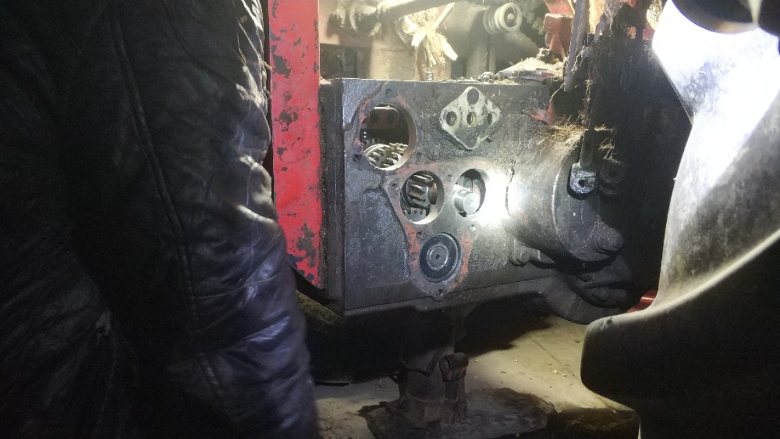 我的爸爸這么愛玩農(nóng)機(jī)車，但是玉米收割機(jī)更喜歡玩他