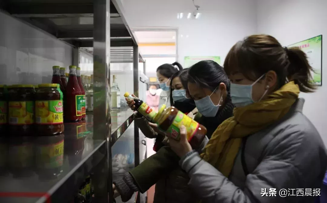 陪餐制度来了！三部委发文：中小学幼儿园负责人应与学生一起进餐