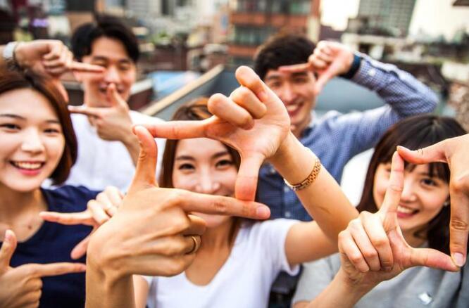 供一个大学生读完大学，需要花多少钱？家长翻开账本：10万挡不住