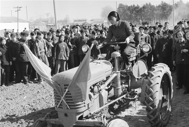 人民币上的女拖拉机手：用了几十年人民币，晚年才知道那人是自己