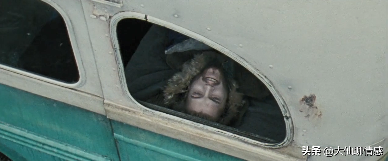 离奇失踪的22岁哈佛学生，死在了一辆废弃巴士里——《荒野求生》