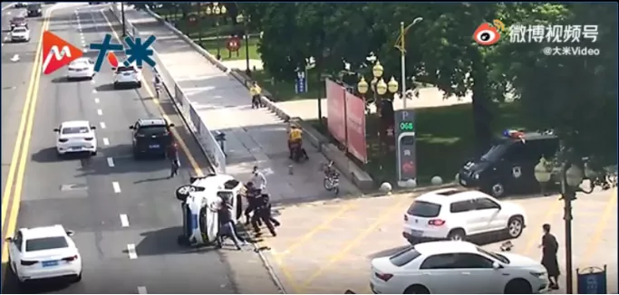 那块掉皮的金牌，朱雪莹捐了【三分钟法治新闻全知道】