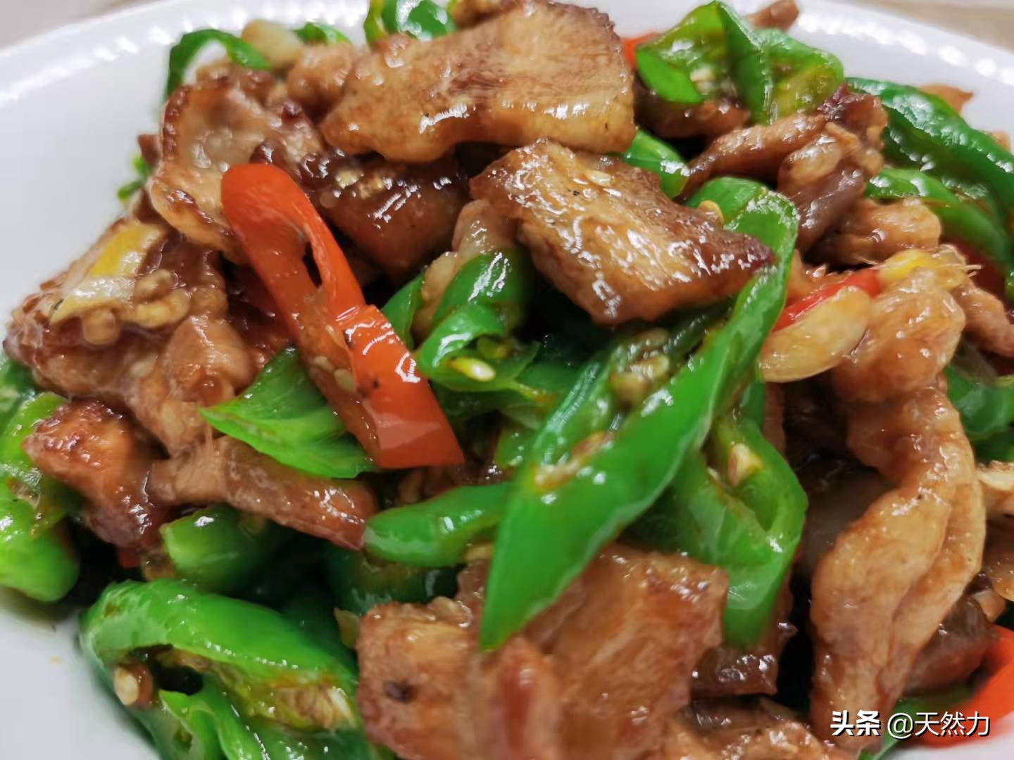 辣椒小炒肉是一道超级简单的家常菜,估计这道菜在不同的家庭中的炒法