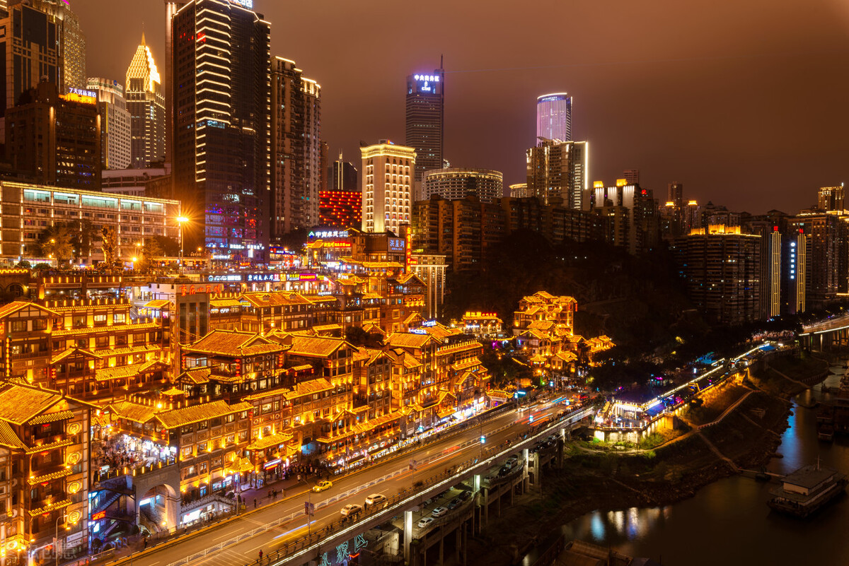 位于中国西南部，依山傍水，城市的建筑仿佛“悬浮”在云端。