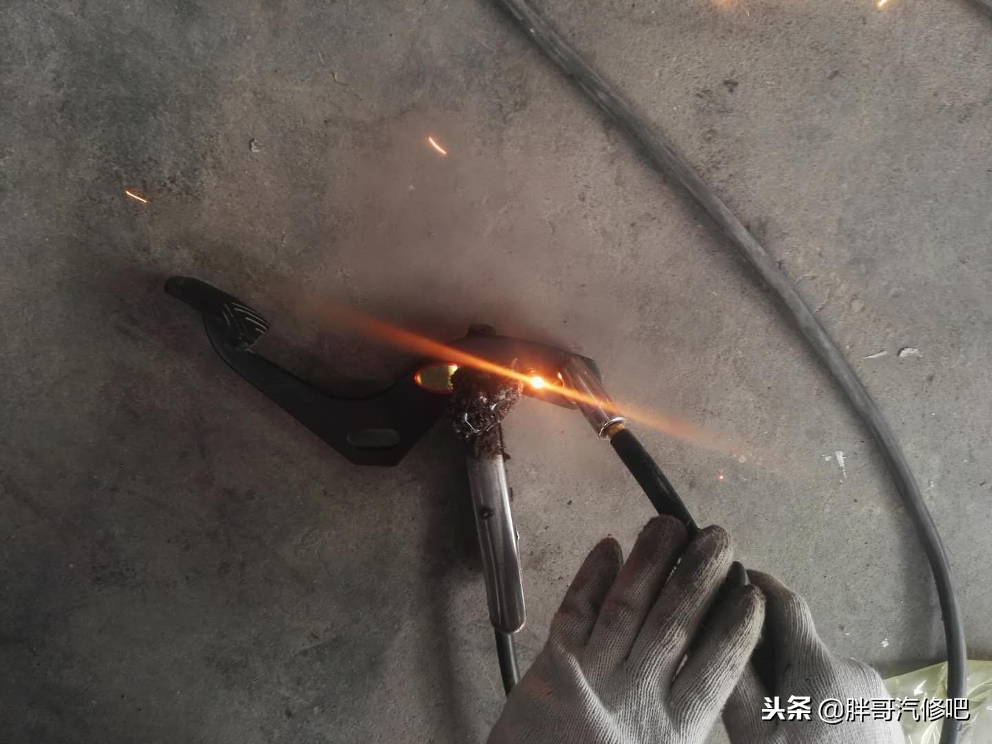 离合器太重，胖哥有妙招，无需更换配件，只需打孔就行