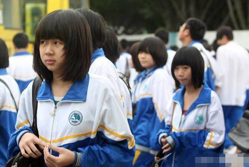 为啥学校强制学生“剪学生头”？校长道出原因，网友：都该道歉