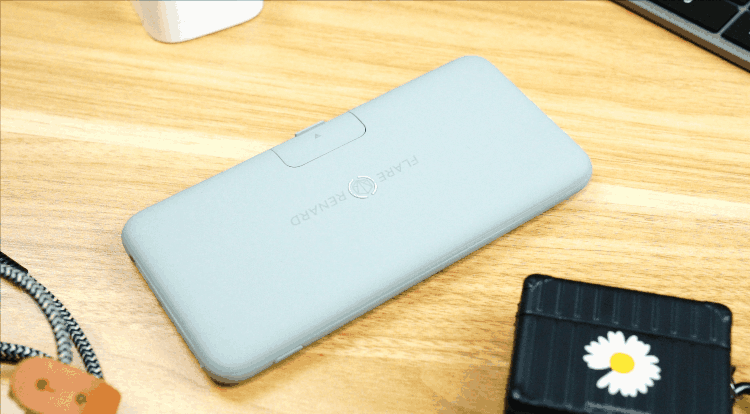 入手iPhone 13后，出行绝不能少了多功能闪焰狐双向快充无线充电宝